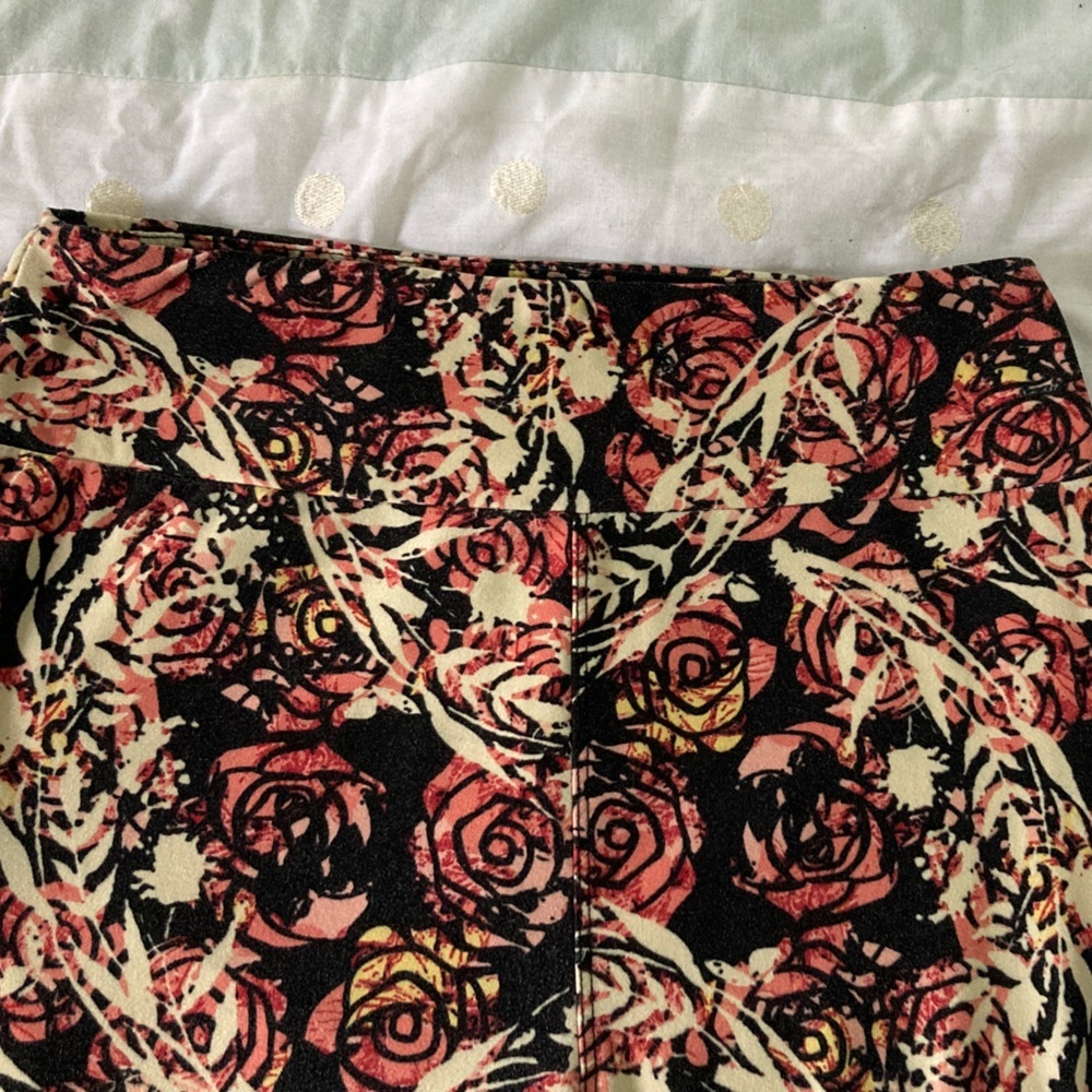 LuLaRoe Kids Leggings - Floral Black and Red - Picture 6 of 6